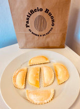 Carica l'immagine nel visualizzatore di Gallery, Mezzelune Ricotta e Noci (€/etto) - Pastificio Buono