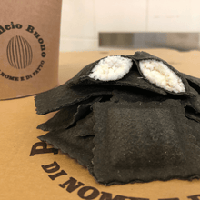 Carica l'immagine nel visualizzatore di Gallery, Ravioli Neri al Baccalà (€/etto) - Pastificio Buono
