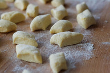 Carica l'immagine nel visualizzatore di Gallery, Gnocchi alla Curcuma a mano (€/etto) - Pastificio Buono