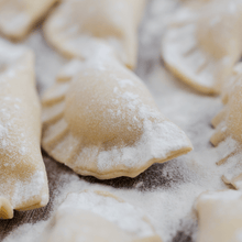 Carica l'immagine nel visualizzatore di Gallery, Mezzelune a Mano Fave e Pecorino (€/etto) - Pastificio Buono