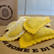 Carica l'immagine nel visualizzatore di Gallery, Mezzelune Ricotta e Spinaci (€/etto) - Pastificio Buono