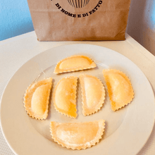 Carica l'immagine nel visualizzatore di Gallery, Mezzelune con Carne (€/etto) - Pastificio Buono