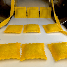 Carica l'immagine nel visualizzatore di Gallery, Ravioli Ricotta e Spinaci (€/etto) - Pastificio Buono