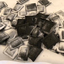 Carica l'immagine nel visualizzatore di Gallery, Ravioli Neri al Baccalà (€/etto) - Pastificio Buono