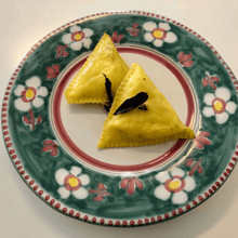 Carica l'immagine nel visualizzatore di Gallery, Ravioli Triangolari a Mano al Salmone (€/etto) - Pastificio Buono